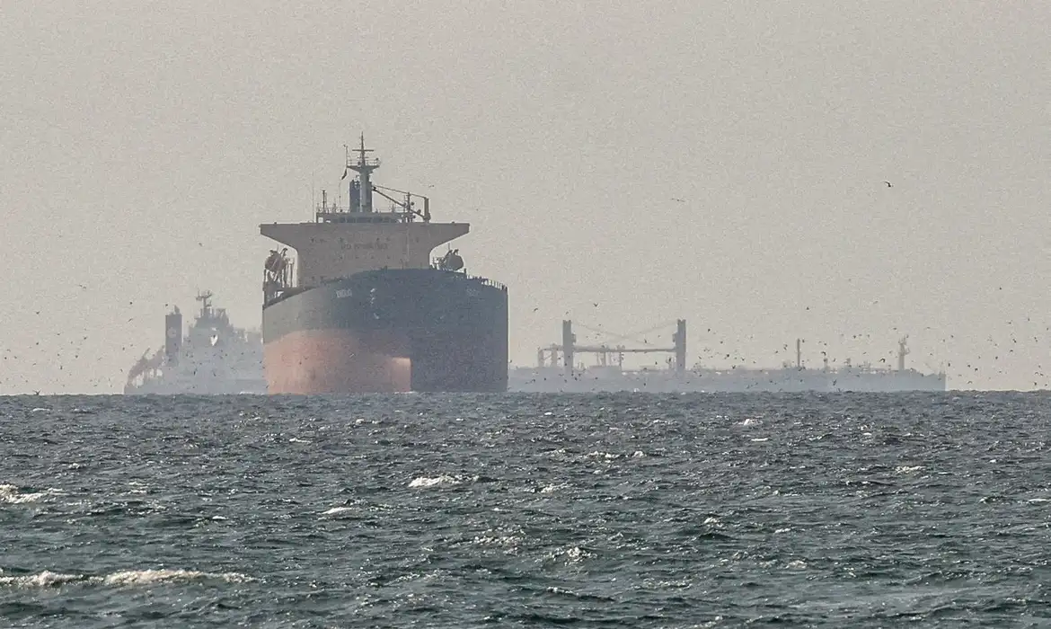 FILE PHOTO: Cargo ships in the Gulf, near the Strait of Hormuz, as seen from northern Ras al-Khaimah, near the border with Oman’s Musandam governance, amid the U.S.-Israeli conflict with Iran, in United Arab Emirates, March 11, 2026. REUTERS/Stringer//File Photo