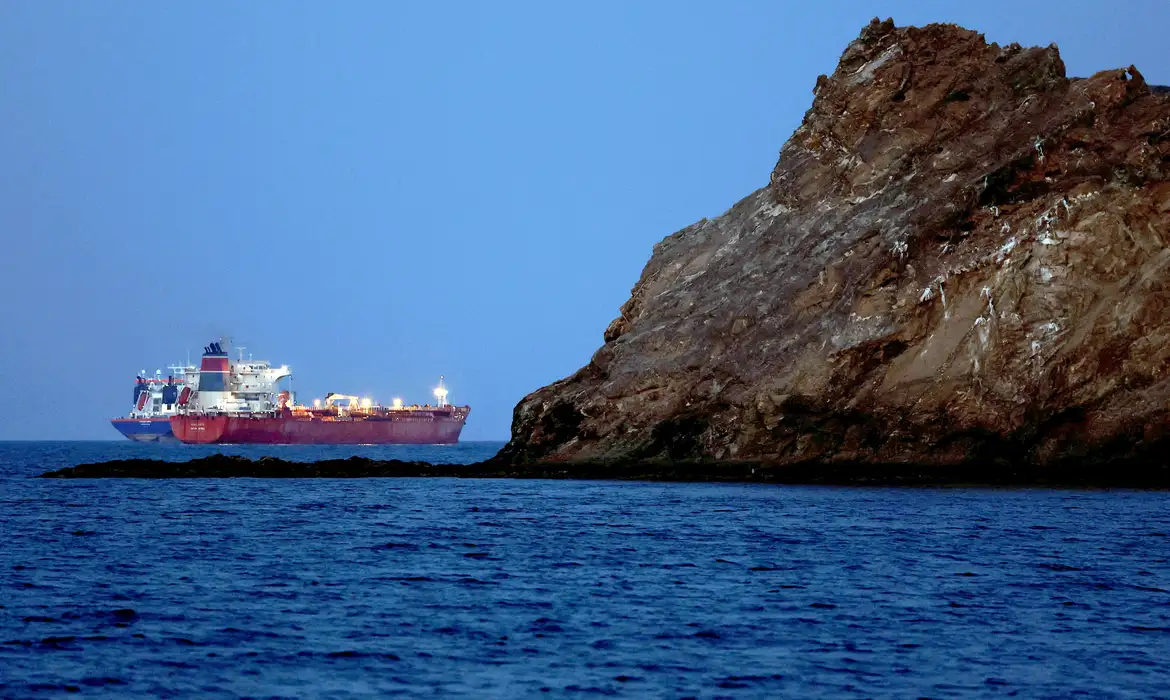 FILE PHOTO: FILE PHOTO: The Callisto tanker sits anchored as the traffic is down in the Strait of Hormuz, amid the U.S.-Israeli conflict with Iran, in Muscat, Oman, March 10, 2026. REUTERS/Benoit Tessier/File Photo/File Photo/File Photo