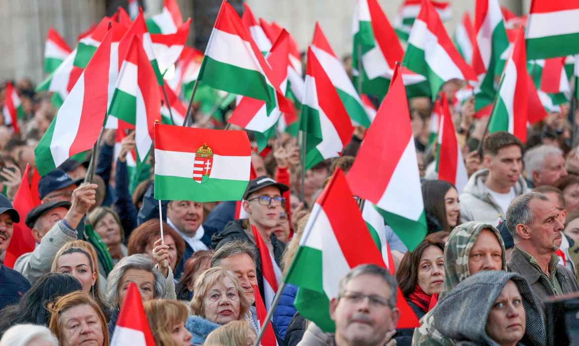 Supporters of Hungary's Prime Minister Viktor Orban wave Hungarian flags during the closing rally of his electoral campaign, ahead of the Parliamentary election, in Budapest, Hungary, April 11, 2026. REUTERS/Leonhard Foeger