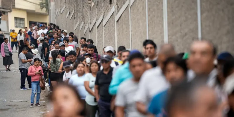 People queue to vote at a polling station after Peru's general election was extended to a second day in some precincts of the capital due to the late setup of voting tables and the absence of citizens assigned to receive voters, in Lima, Peru, April 13, 2026. REUTERS/Angela Ponce     TPX IMAGES OF THE DAY