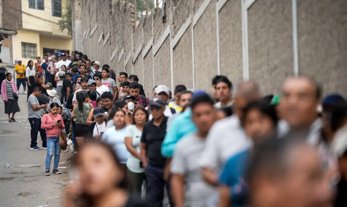 People queue to vote at a polling station after Peru's general election was extended to a second day in some precincts of the capital due to the late setup of voting tables and the absence of citizens assigned to receive voters, in Lima, Peru, April 13, 2026. REUTERS/Angela Ponce     TPX IMAGES OF THE DAY