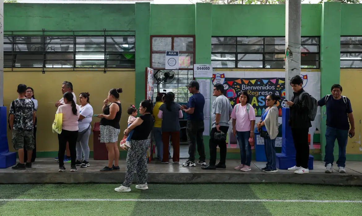 People queue to vote at a polling station after Peru's general election was extended to a second day in some precincts of the capital due to the late setup of voting tables and the absence of citizens assigned to receive voters, in Lima, Peru, April 13, 2026. REUTERS/Manuel Orbegozo