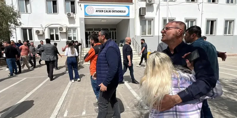 Pessoas esperam em frente ao prédio da escola após ataque no sudeste da Turquia
 15 de abril de 2026     IHA (Ihlas News Agency) via REUTERS