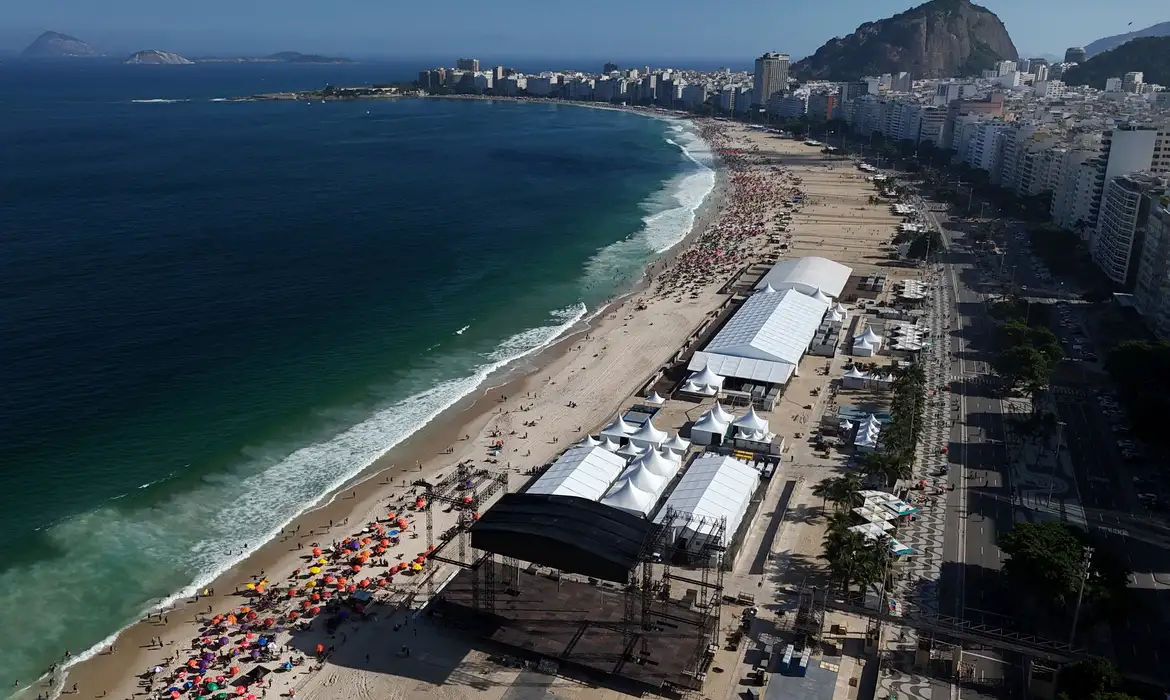 A drone view of preparations on Copacabana beach ahead of Colombian singer Shakira's open concert on May 2, in Rio de Janeiro, Brazil, April 19, 2026. REUTERS/Pilar Olivares
