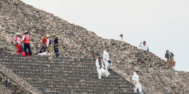 A body rests on a stretcher as Mexican authorities work at the scene where a man shot dead a Canadian woman and injured several others before killing himself, Mexico's Security Cabinet says, according to preliminary information, at the Teotihuacan pyramids, a popular tourist and archaeological site on the outskirts of Mexico City, Mexico, April 20, 2026. REUTERS/Luis Cortes