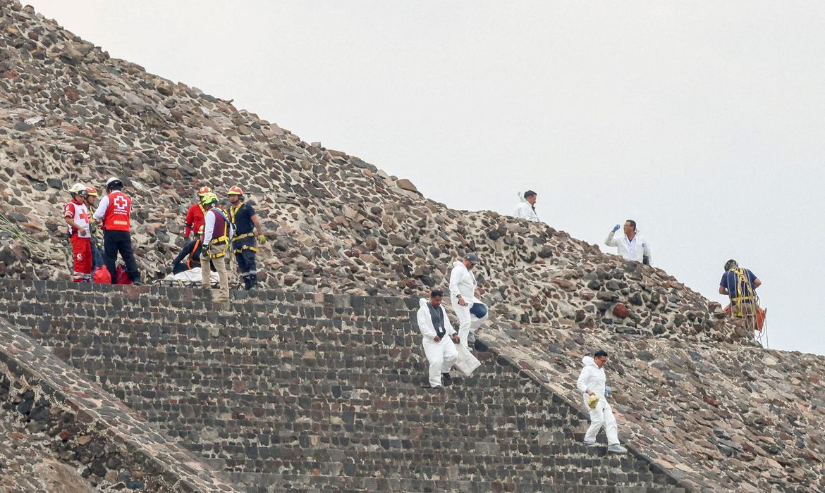 A body rests on a stretcher as Mexican authorities work at the scene where a man shot dead a Canadian woman and injured several others before killing himself, Mexico's Security Cabinet says, according to preliminary information, at the Teotihuacan pyramids, a popular tourist and archaeological site on the outskirts of Mexico City, Mexico, April 20, 2026. REUTERS/Luis Cortes