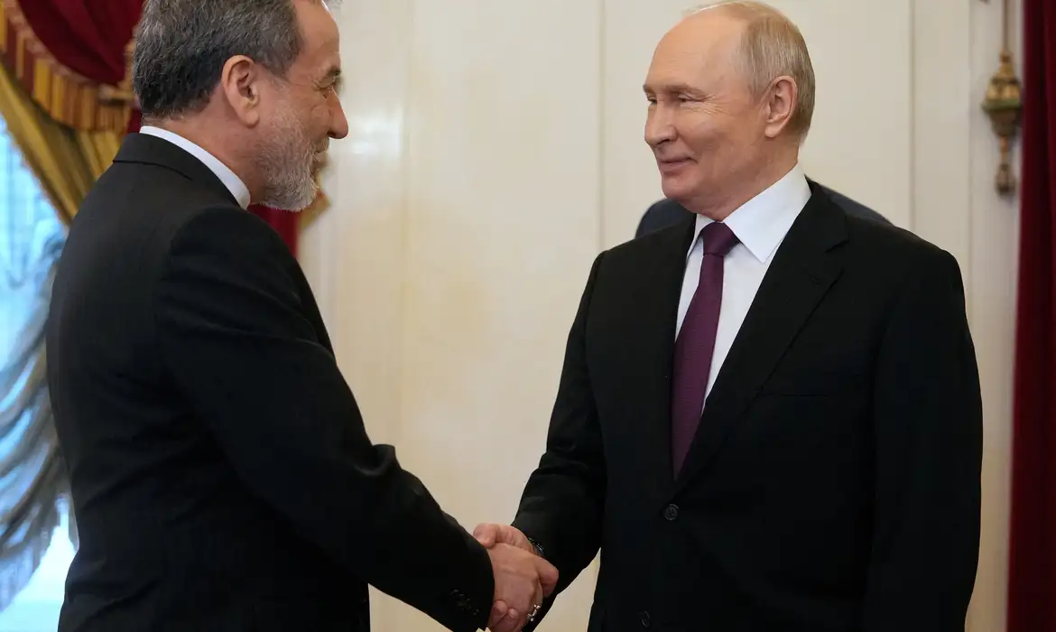 Russian President Vladimir Putin shakes hands with Iranian Foreign Minister Abbas Araqchi during a meeting at the Boris Yeltsin Presidential Library in Saint Petersburg, Russia April 27, 2026. Dmitri Lovetsky/Pool via REUTERS