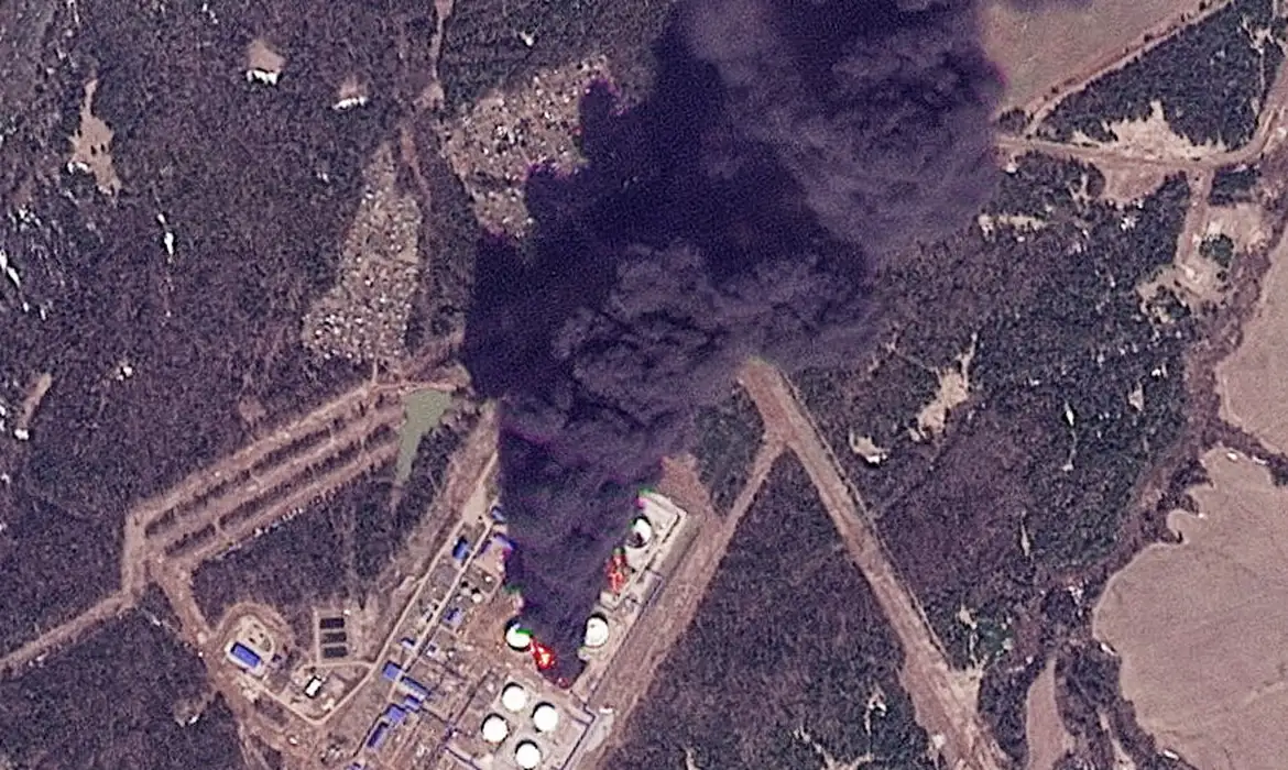 A satellite image shows smoke rising following a Ukrainian drone attack on an oil pumping station amid the Russia-Ukraine conflict, in Bashkultaevo, Perm Region, Russia April 29, 2026. 2026 Planet Labs PBC/Handout via REUTERS    THIS IMAGE HAS BEEN SUPPLIED BY A THIRD PARTY. MANDATORY CREDIT.
