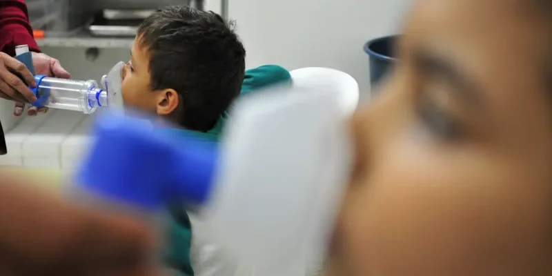 Criança em atendimento. Inalação por Bronquiolite (Hospital Materno Infantil de Brasília,  Brasília, DF, em 10/7/2017)