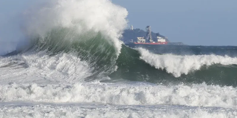 Rio de Janeiro (RJ), 22/12/2025 - Retrospectiva 2025 - Foto feita em 30/07/2025 – Ressaca no mar traz ondas grandes à praia do Leme, provocadas pela passagem de um ciclone extratropical. Foto: Fernando Frazão/Agência Brasil