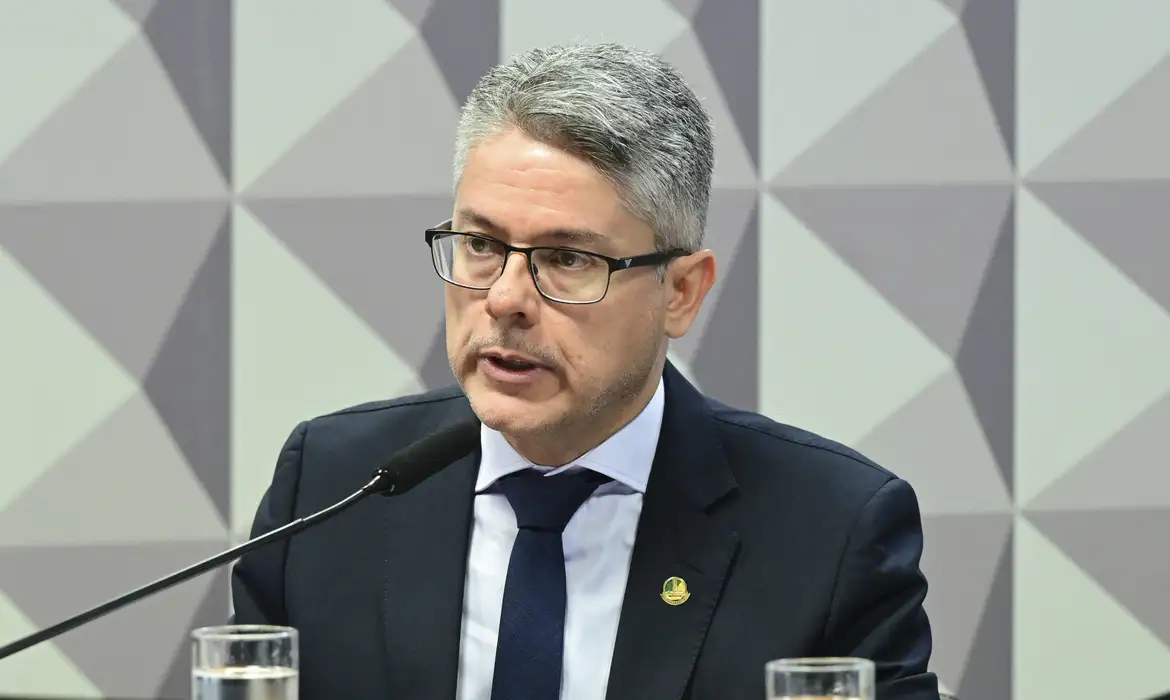 CPI do Crime Organizado (CPICRIME) realiza reunião para ouvir dois convidados. Os depoimentos colaboram com as investigações em andamento sobre o avanço do crime organizado no país. 

A finalidade da comissão é apurar a atuação, expansão e o funcionamento de organizações criminosas no território brasileiro, em especial de facções e milícias, de modo a permitir a identificação de soluções adequadas para o seu combate, especialmente por meio do aperfeiçoamento da legislação atualmente em vigor. 

Mesa: 
relator da CPICRIME, senador Alessandro Vieira (MDB-SE). 

Foto: Geraldo Magela/Agência Senado