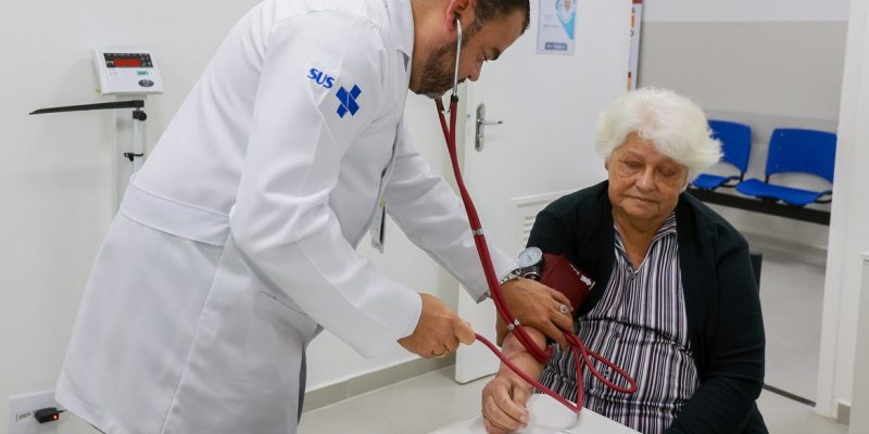 No Sistema Único de Saúde (SUS), a medicina se faz presente no detalhe: na escuta atenta, no toque seguro, na atenção aos idosos que carregam histórias e agora recebem cuidado. Foto: Prefeitura de SP/Divulgação