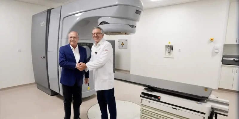 Presidente Prudente (SP), 27/04/2026 - Vice Presidente da República Geraldo Alckmin tendo ao lado o ministro da Saúde, Alexandre Padilha, durante visita e inauguração do novo Centro de Radioterapia do Hospital Regional de Presidente Prudente e entrega de Ambulâncias do SAMU. Foto: Cadu Gomes/VPR