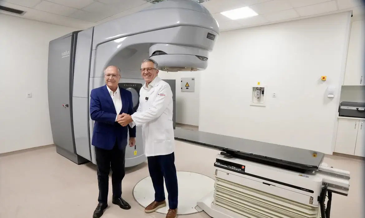 Presidente Prudente (SP), 27/04/2026 - Vice Presidente da República Geraldo Alckmin tendo ao lado o ministro da Saúde, Alexandre Padilha, durante visita e inauguração do novo Centro de Radioterapia do Hospital Regional de Presidente Prudente e entrega de Ambulâncias do SAMU. Foto: Cadu Gomes/VPR