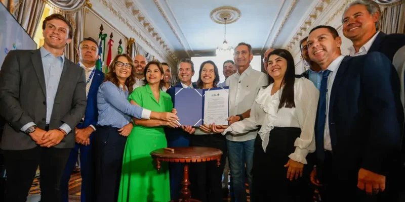 Recife (PE), 16/04/2026 - O ministro da Integração e do Desenvolvimento Regional, Waldez Góes, assina ordens de serviço para o início das obras nos trechos Buíque–Iati e São Caetano–Cachoeirinha, correspondentes aos lotes 3B e 5E. A cerimônia ocorreu no Palácio do Governo, no Recife. Juntas, as intervenções integram a primeira etapa da Adutora do Agreste, sistema responsável por fornecer cerca de 4 metros cúbicos por segundo de água tratada para a região. Foto: Márcio Pinheiro/MIDR