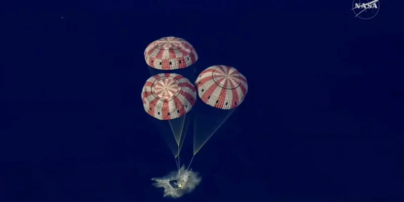 Cápsula da tripulação da Artemis 2 desce no Oceano Pacífico nesta captura de tela de vídeo de transmissão ao vivo 
10 de abril de 2026
NASA/Divulgação via REUTERS