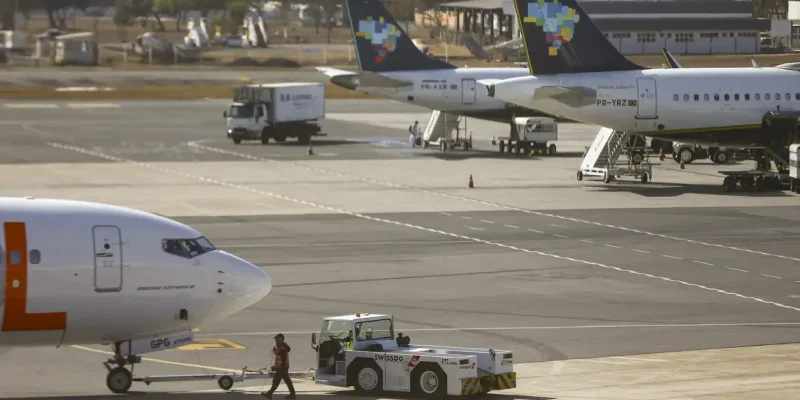 Movimentação de aviões comerciais no aeroporto de Brasília.
