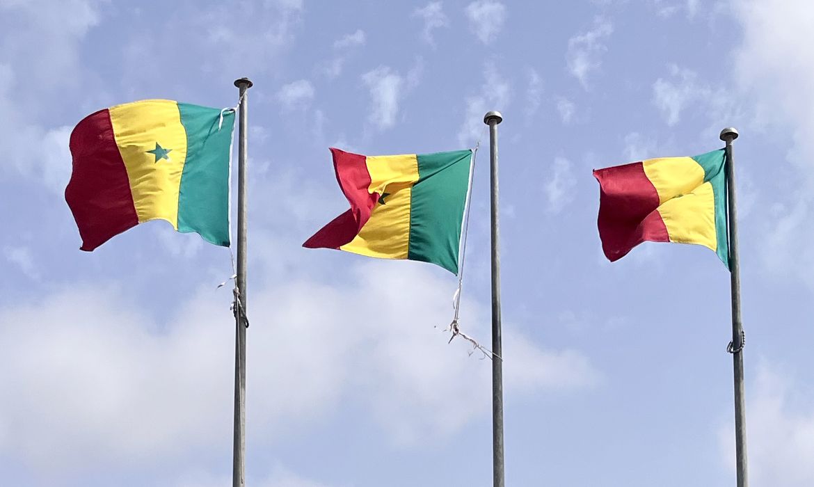 Brasília (DF), 22/04/2026 - Bandeiras do Senegal onde ocorreu o Fórum Internacional de Dacar.
Foto:  Bruno de Freitas Moura/Divulgação