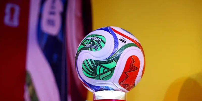 Bola oficial da Copa do Mundo de 2026 na Cidade do México
03/10/2025 REUTERS/Luis Cortes