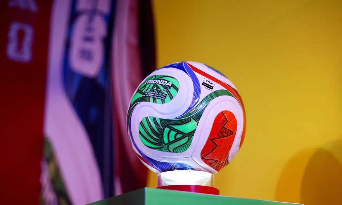 Bola oficial da Copa do Mundo de 2026 na Cidade do México
03/10/2025 REUTERS/Luis Cortes