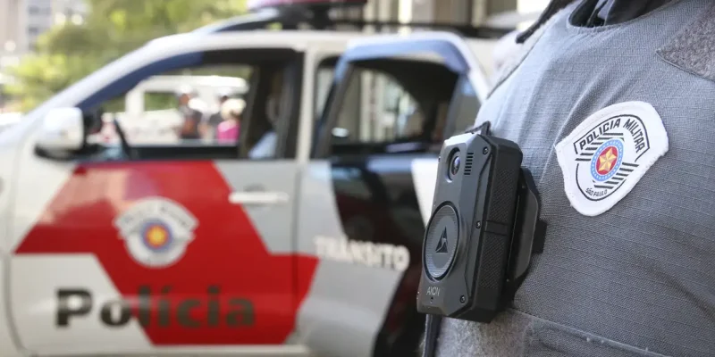 Uso de câmeras acopladas aos uniformes de policiais militares do estado de São Paulo para registro das suas ações, implementada em 18 unidades, ajudou a reduzir violência policial,trazendo resultados emblemáticos.