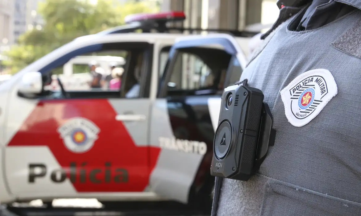 Uso de câmeras acopladas aos uniformes de policiais militares do estado de São Paulo para registro das suas ações, implementada em 18 unidades, ajudou a reduzir violência policial,trazendo resultados emblemáticos.