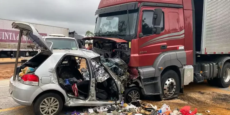 Minas Gerais - 21/04/2026 - Seis pessoas de uma mesma família morrem em batida na BR- 251. Foto: PRF/MG