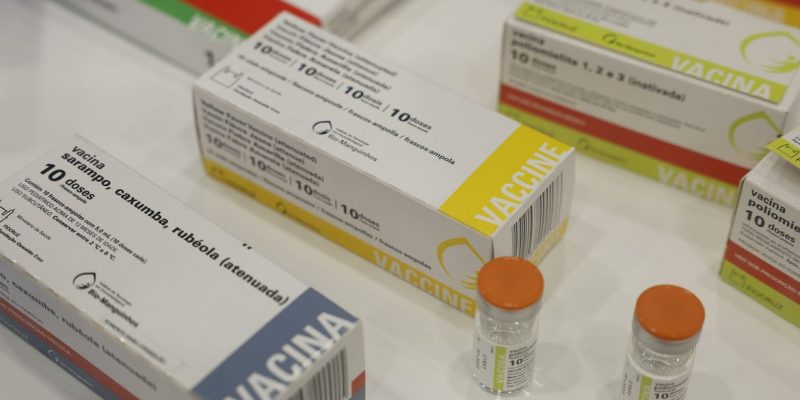 Rio de Janeiro (RJ), 07/05/2025 – Vacinas de poliomelite, sarampo; caxumba e rubéola produzidas por Bio-Manguinhos/Fiocruz, exibidas no 9º Simpósio Internacional de Imunobiológicos. Foto: Fernando Frazão/Agência Brasil
