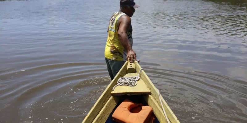 Magé (RJ), 15/10/2024 - Nilo Ferreira Filho, 72 anos, é pescador artesanal no manguezal na Piedade banhado pelo Rio Majé, que desagua na Baía de Guanabara. Foto: Fernando Frazão/Agência Brasil