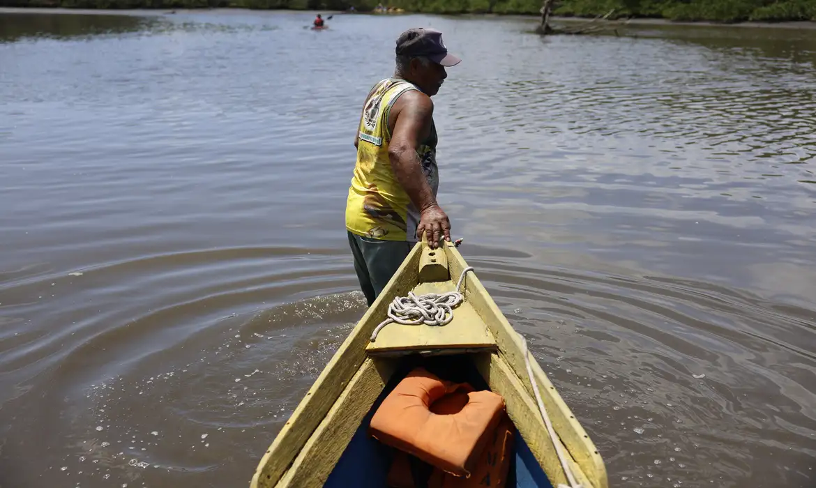 Magé (RJ), 15/10/2024 - Nilo Ferreira Filho, 72 anos, é pescador artesanal no manguezal na Piedade banhado pelo Rio Majé, que desagua na Baía de Guanabara. Foto: Fernando Frazão/Agência Brasil