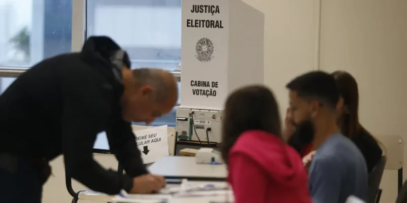 São Paulo (SP), 27/10/2024 - Eleitores comparecem para votação no segundo turno das eleições para prefeito na UNIP Paraiso.Foto: Paulo Pinto/Agência Brasil