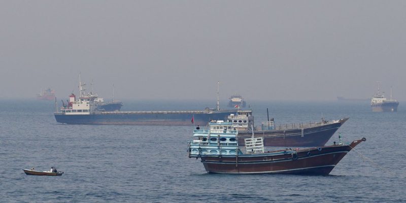 Navios e barcos no Estreito de Ormuz, na costa de Musandam, Omã
20 de abril de 2026
REUTERS/Foto de arquivo