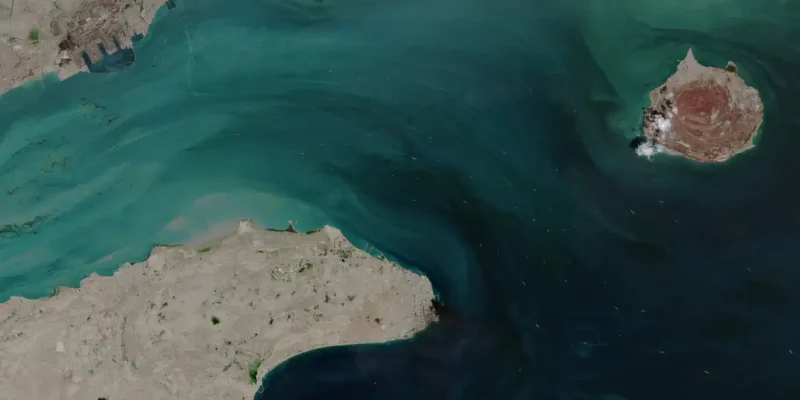 Imagem de satélite mostra movimento de navios no Estreito de Ormuz
2 de abril de 2026
UNIÃO EUROPEIA/COPERNICUS SENTINEL-2/Handout via REUTERS
