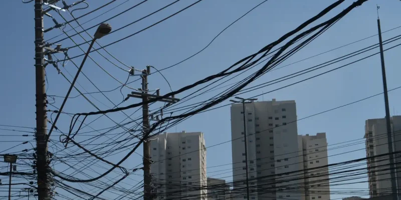 São Paulo - As agências Anatel e Aneel notificaram as operadoras Claro, Oi, TIM e Vivo para regularizarem suas instalações em postes da AES Eletropaulo.