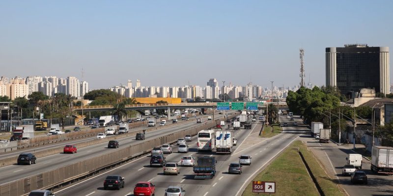 Trânsito de veículos na Rodovia Presidente Dutra.