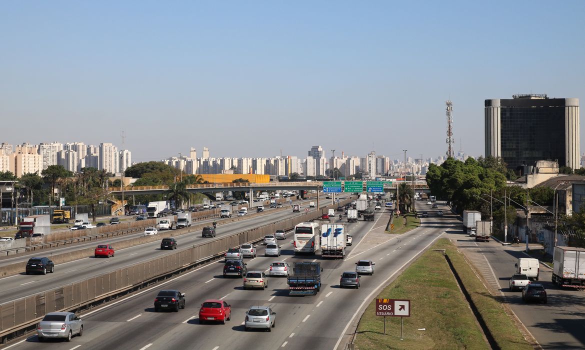 Trânsito de veículos na Rodovia Presidente Dutra.