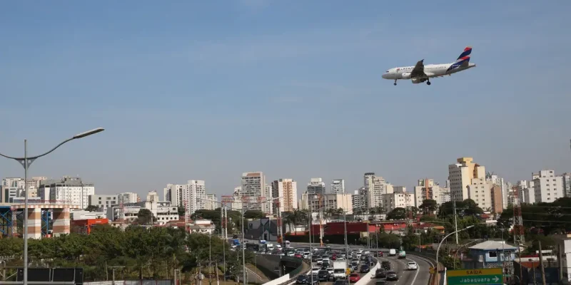 Avião da LATAM Airlines, anteriormente TAM Linhas Aéreas, aterriza no Aeroporto de Congonhas.