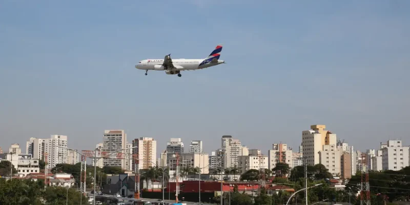 Avião da LATAM Airlines, anteriormente TAM Linhas Aéreas, aterriza no Aeroporto de Congonhas.