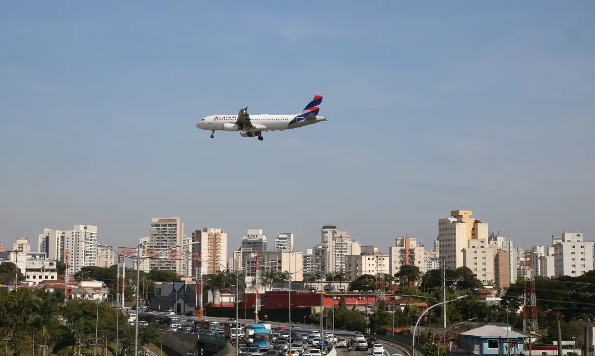 Avião da LATAM Airlines, anteriormente TAM Linhas Aéreas, aterriza no Aeroporto de Congonhas.