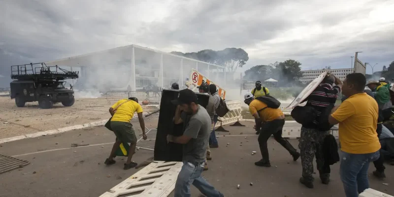 Brasilia (DF) 08/01/2023 - Golpistas invadem prédios públicos na praça dos Três Poderes. Na foto, vândalos com grades  que protegiam o acesso ao STF.