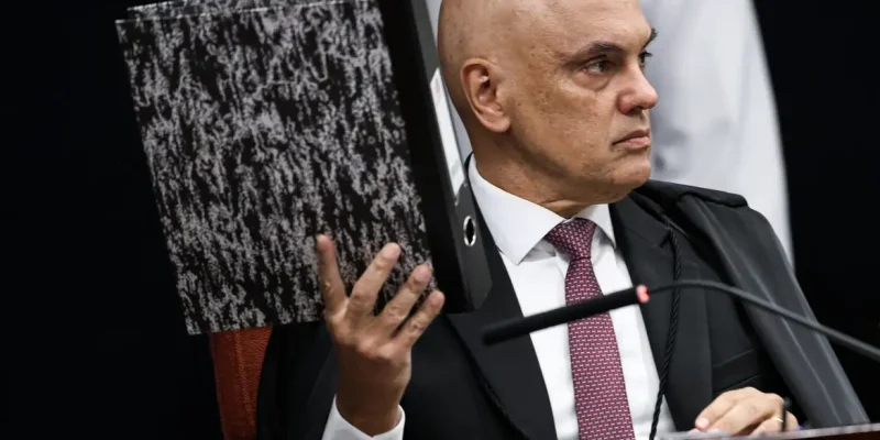 Brasília (DF), 11/09/2025 - O ministro Alexandre de Moraes durante sessão na Primeira Turma do Supremo Tribunal Federal (STF), que realiza o quinto dia de julgamento dos réus do Núcleo 1 da trama golpista, formado pelo ex-presidente Jair Bolsonaro e mais sete aliados. Foto: Marcelo Camargo/Agência Brasil