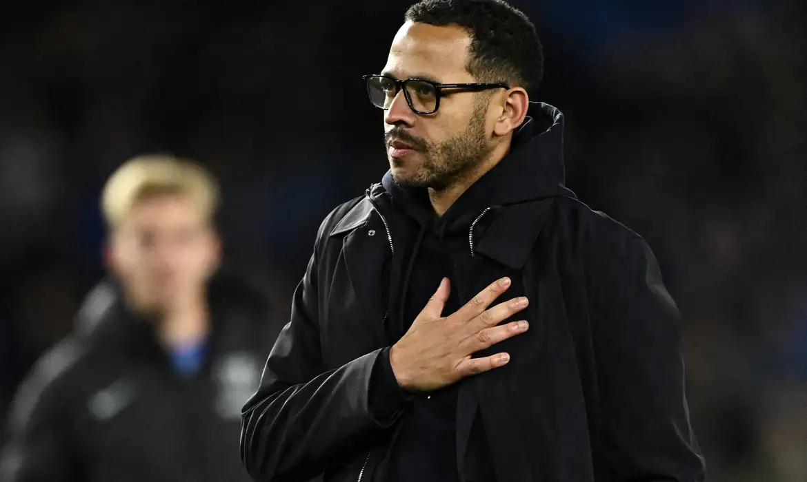 Liam Rosenior após derrota do Chelsea para o Brighton & Hove Albion 
 21 de abril de 2026   REUTERS/Dylan Martinez