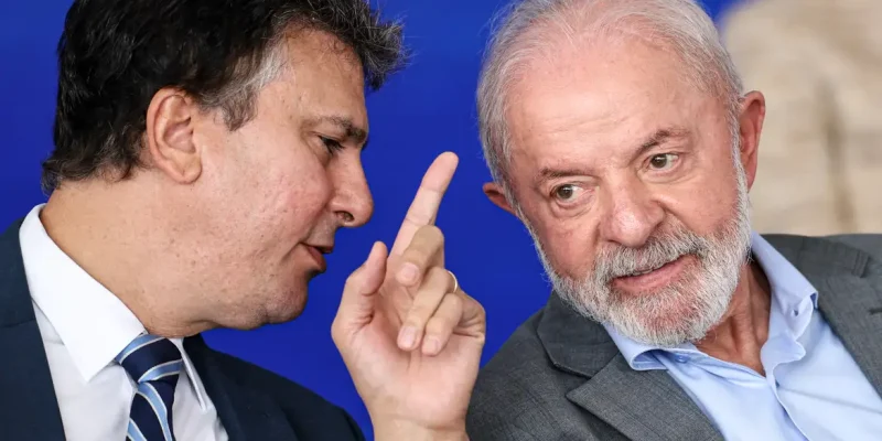 Brasília (DF), 10/12/2025 - O ministro da Educação, Camilo Santana, e o presidente da República, Luiz Inácio Lula da Silva, participam de cerimônia de anúncios dos projetos habilitados do Fundo de Investimento em Infraestrutura Social (FIIS) e dos anúncios de seleção do Novo PAC 2025, nas modalidades de abastecimento de água urbano e rural e de esgotamento sanitário urbano. Foto: Marcelo Camargo/Agência Brasil