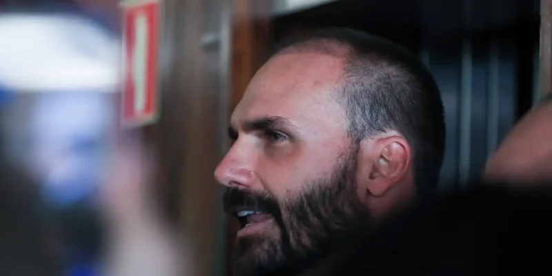 Brasília (DF) 19/11/2024 Deputado Eduardo Bolsonaro durante entrevista a imprensa.  Foto Lula Marques/ Agência Brasil