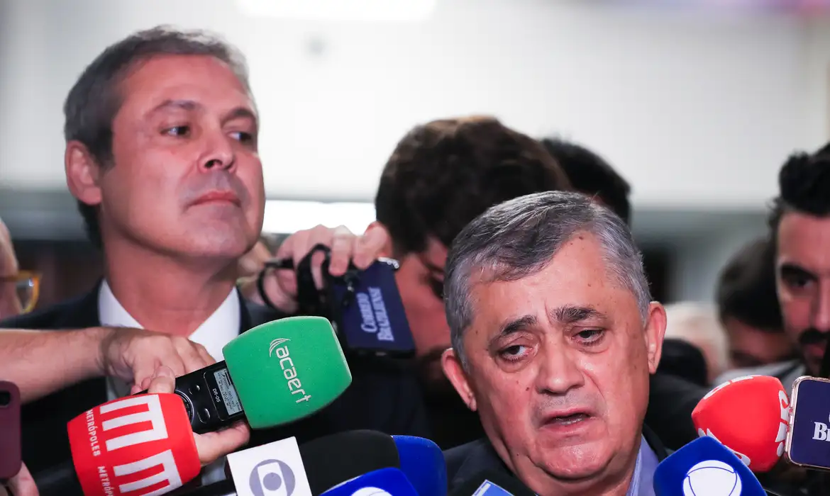 Brasília (DF), 12/06/2025  -  Presidente da Câmara dos Deputados, Hugo Motta, durante reunião com  líderes de partidos. ( Deputado e líder do governo, José Guimarães e o lider do PT na Câmara, Deputado Lindbergh Farias, durante coletiva após reunião de líderes). Foto: Lula Marques/Agência Brasil