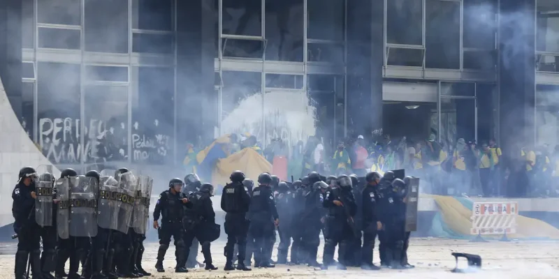 Manifestantes invadem Congresso, STF e Palácio do Planalto.