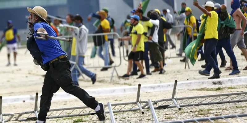 Manifestantes invadem Congresso, STF e Palácio do Planalto.