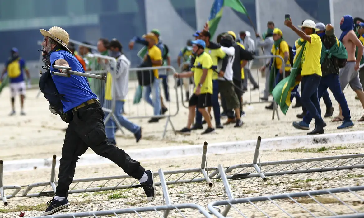 Manifestantes invadem Congresso, STF e Palácio do Planalto.