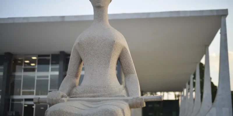 Fachada do Supremo Tribunal Federal (STF) com estátua A Justiça, de Alfredo Ceschiatti, em primeiro plano.