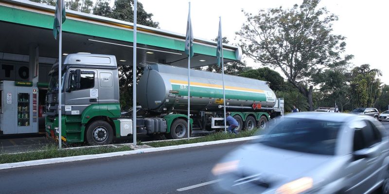 Caminhão-tanque abastece posto de combustivel no Plano Piloto, região central da capital